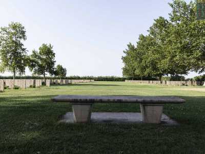 Su due lati sono presenti persino delle panchine in pietra